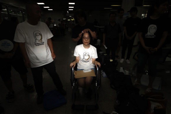 박근혜 지지자들 항의받는 반도체 피해자