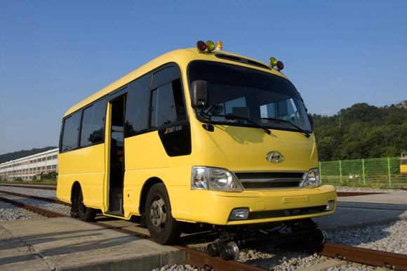 도로-철도 함께 달리는 레일버스