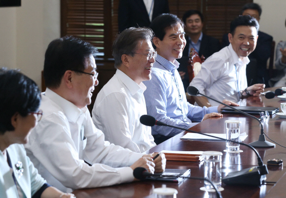 문재인 대통령이 7일 청와대 여민관에서  수석보좌관회의를 주재하고 있다. 왼쪽부터   문미옥 인사수석, 정의용 안보실장, 문 대통령, 주영훈 경호실장, 홍장표 경제수석. 2017. 08. 07 안주영 기자 jya@seoul.co.kr