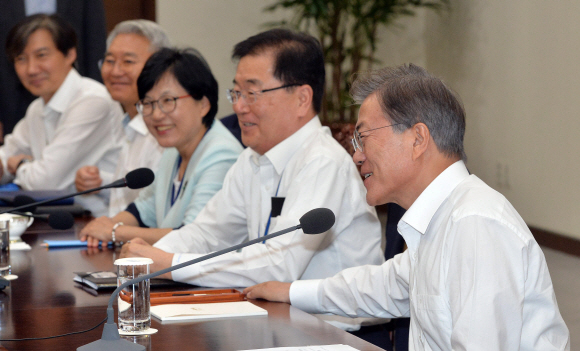 7일 청와대에서 열린  수석보좌관회의에 참석한 문재인대통령이  휴가간 임종석 비서실장 자리에 앉은  정의용 국가안보실장에게 농담을 하고 있다. 2017. 08. 07 안주영 기자 jya@seoul.co.kr