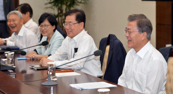 7일 청와대에서 열린  수석보좌관회의에 참석한 문재인대통령이 자리에 앉으며 참모들과 함께 활짝 웃고 있다. 2017. 08. 07 안주영 기자 jya@seoul.co.kr