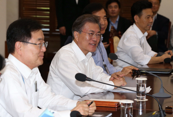 문재인 대통령이 7일 청와대 여민관에서  수석보좌관회의를 주재하고 있다. 왼쪽부터 정의용 안보실장, 문 대통령, 주영훈 경호실장, 홍장표 경제수석. 2017. 08. 07 안주영 기자 jya@seoul.co.kr