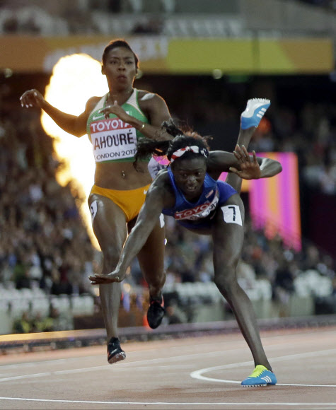 미국 토리 보위(오른쪽)가 6일(현지시간) 영국 런던에서 열린 ‘2017 런던 세계육상선수권대회’여자 100m 결승에서 금메달을 차지하며 넘어지고 있다. AP 연합뉴스