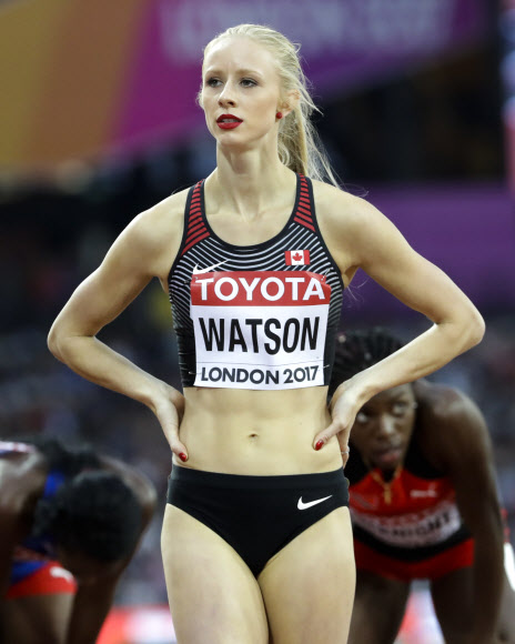 캐나다 Sage Watson이 7일(현지시간) 영국 런던에서 열린 ‘2017 런던 세계육상선수권대회’ 여자 400m 허들 경기를 치르고 휴식을 취하고 있다. AP 연합뉴스