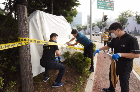 8일 서울 마포구 상암동 박정희대통령 기념도서관 표지석에 붉은색 락카로  욕설이 적혀 있다는 주민의 신고가 접수된 가운데 경찰이 현장감식을 벌이고 있다 2017,8.8최해국 선임기자seaworld@seoul.co.kr