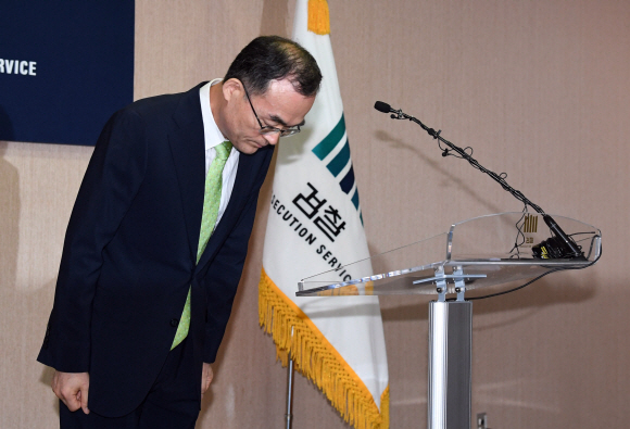 문무일 검찰총장이 8일 서울 서초동 대검찰청에서 취임 후 첫 기자간담회를 시작하면서 인사하고 있다.2017. 8. 8. 박윤슬 기자 seul@seoul.co.kr