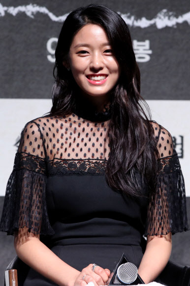 설현, 자체발광 꽃미모