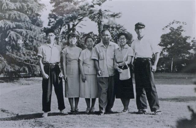 우장춘(왼쪽 네 번째) 박사의 가족사진. 국가기록원 제공