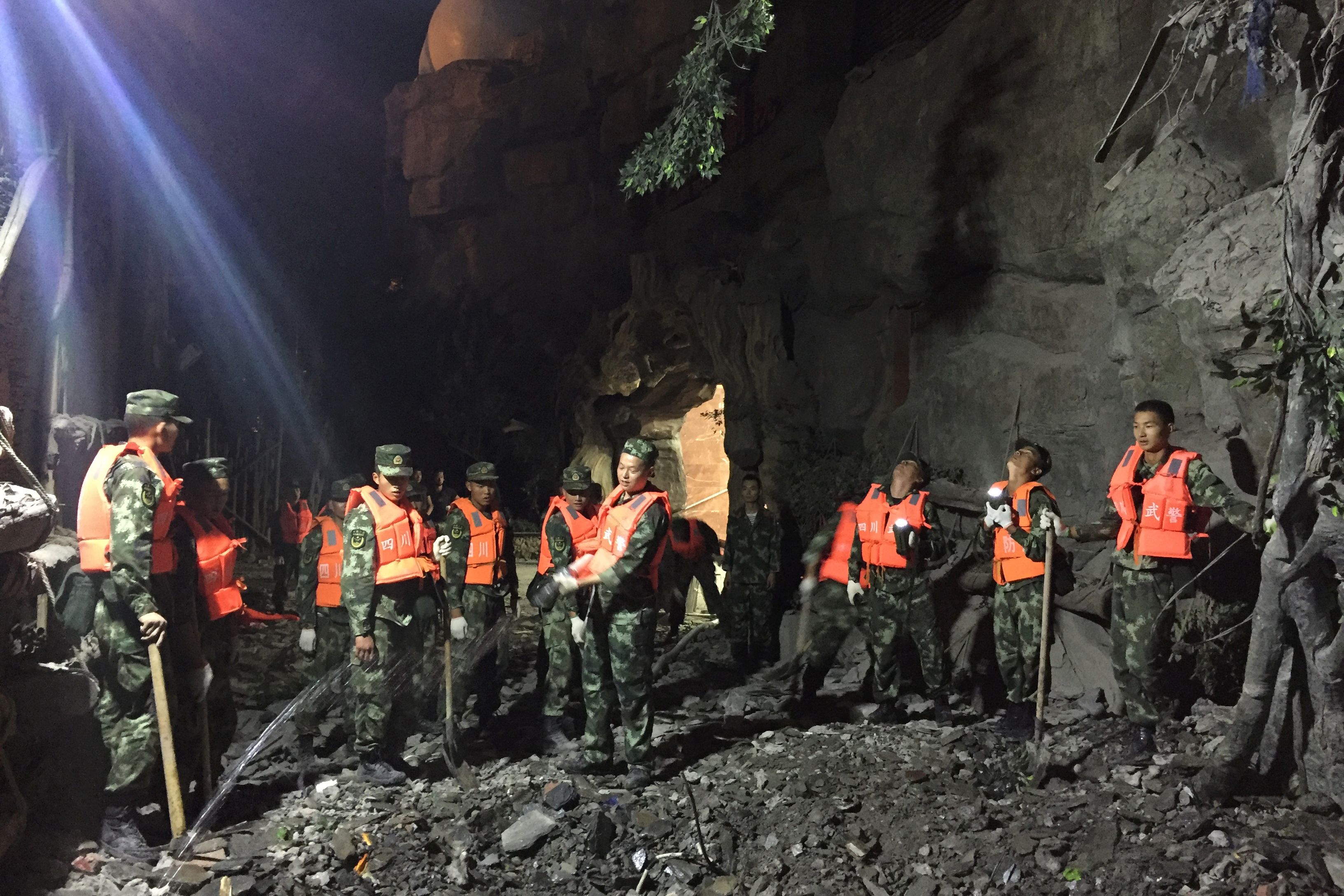 9일 중국 공안이 쓰촨성에서 발생한 규모 7.0 지진으로 무너진 잔해에서 생존자들을 찾고 있다. 2017. 8. 9.   AFP 연합뉴스
