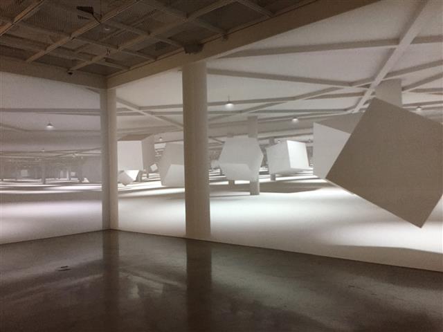 서울 종로구 통의동 아트사이드갤러리 지하 1층 벽면에 매핑된 영상작품은 3D 애니메이션과 무빙사운드를 이용해 무한하게 넓은 가상의 공간이 마치 실제처럼 느껴지게 한다.