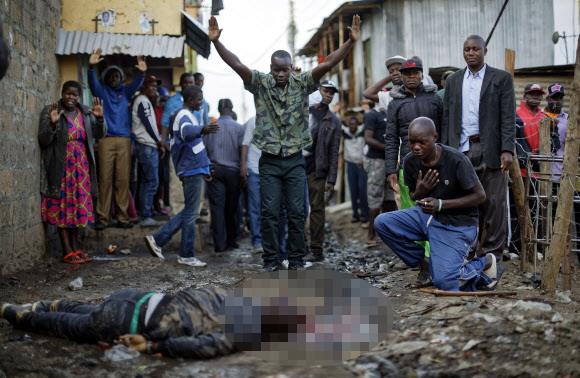 케냐 경찰 시민들에게 총격