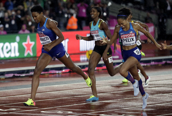 9일(현지시간) 영국 런던 올림픽 스타디움에서 세계육상선수권 여자 400m 결승 경기가 펼쳐진 가운데 미국의 필리스 프랜시스가 49초92로 개인 최고 기록을 세우며 금메달을 획득했다.  AP 연합뉴스