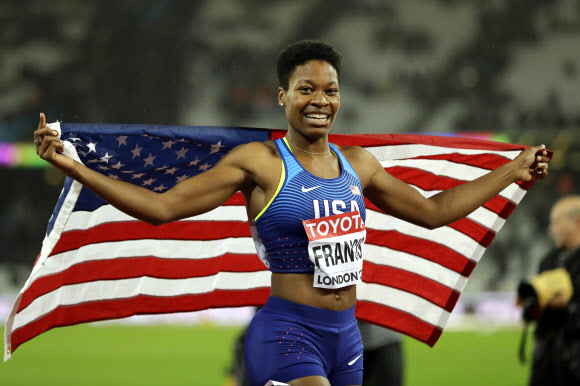 9일(현지시간) 영국 런던 올림픽 스타디움에서 세계육상선수권 여자 400m 결승 경기가 펼쳐진 가운데 미국의 필리스 프랜시스가 49초92로 개인 최고 기록을 세우며 금메달을 획득했다.  AP 연합뉴스