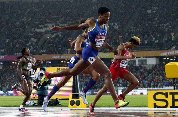 9일(현지시간) 영국 런던 올림픽 스타디움에서 세계육상선수권 여자 400m 결승 경기가 펼쳐진 가운데 미국의 필리스 프랜시스가 49초92로 개인 최고 기록을 세우며 금메달을 획득했다.  AP 연합뉴스