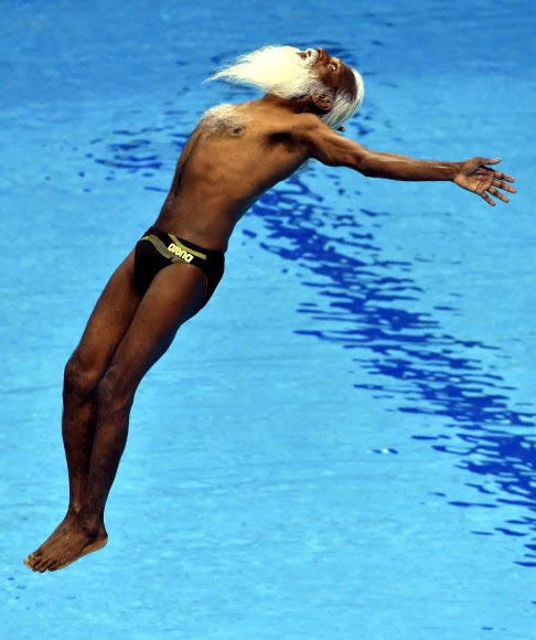 9일(현지시간) 헝가리 부다페스트에서 열린 세계수영선수권대회 60-64세 남자 1m 스프링보드 다이빙 결승 인도의 라젠드라 쿠마 칸페이드(Rajendra Kumar Kanphade)가 경기를 펼치고 있다. AP 연합뉴스