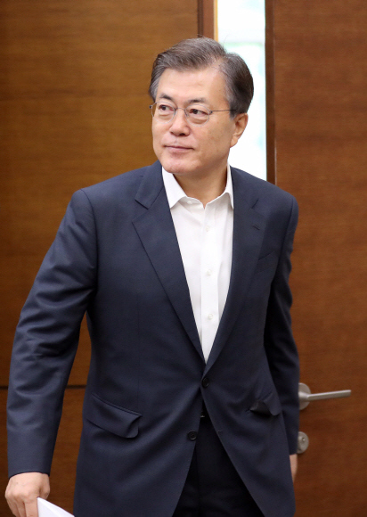 문재인 대통령이 지난 10일 오전 청와대에서 열린 수석보좌관회의에서 참석하고 있다. 안주영 기자 jya@seoul.co.kr