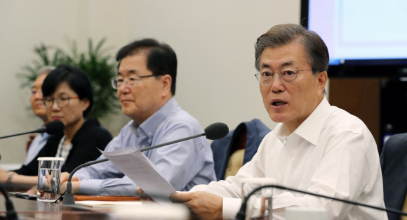 문재인(오른쪽 첫 번째) 대통령이 10일 오전 청와대에서 열린 수석보좌관회의에서 모두발언을 하고 있다. 안주영 기자 jya@seoul.co.kr