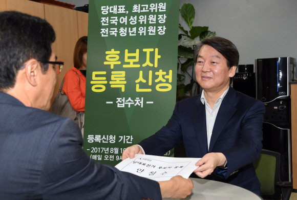 안철수 전 의원이 국민의당 전당대회 출마를 위해 10일 서울 여의도 당사에서 후보등록을 하고 있다. 이종원 선임기자 jongwon@seoul.co.kr