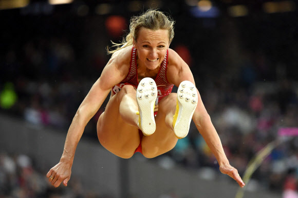 9일(현지시간) 영국 런던 올림픽 스타디움에서 열린 세계육상선수권 여자 멀리뛰기에 출전한 라우마 그리바(Lauma Griva)가 경기를 펼치고 있다. AFP 연합뉴스