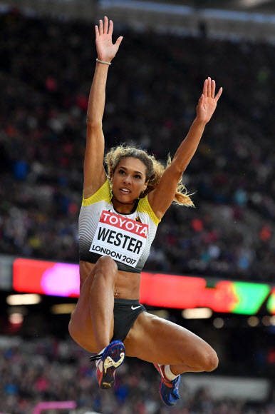 9일(현지시간) 영국 런던 올림픽 스타디움에서 열린 세계육상선수권 여자 멀리뛰기에 출전한 알렉산드라 웨스터(Alexandra Wester)가 경기를 펼치고 있다. AFP 연합뉴스