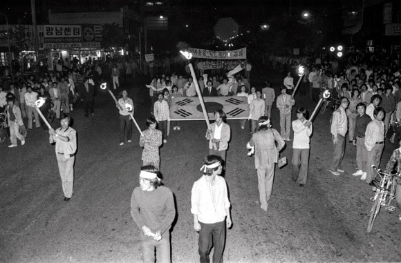 횃불 들고 행진하는 시민들