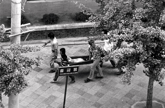 부상자 옮기는 5·18 시민들