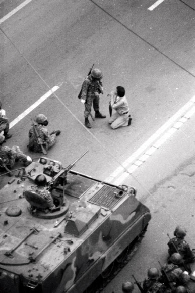 5·18 계엄군에게 무릎꿇고 호소하는 시민