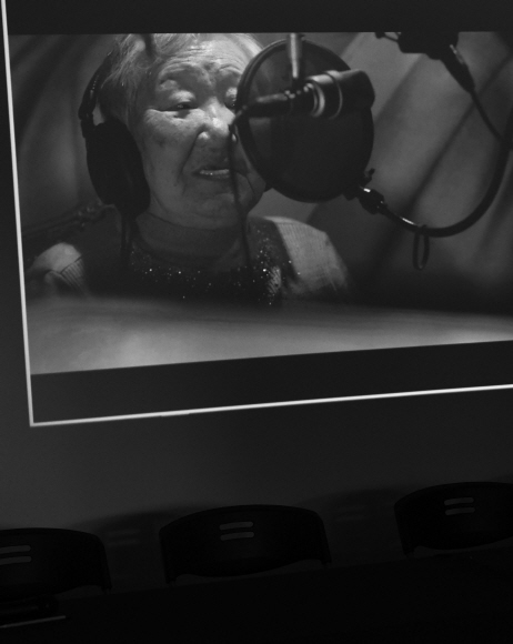 일본군 위안부 피해자 길원옥 할머니가 녹음 스튜디오에서 노래하고 있다. 10일 서울 마포구 전쟁과여성인권박물관에서 길 할머니의 음반 제작발표회가 열려 음반을 만든 전 과정이 공개됐다. 이호정 전문기자 hojeong@seoul.co.kr
