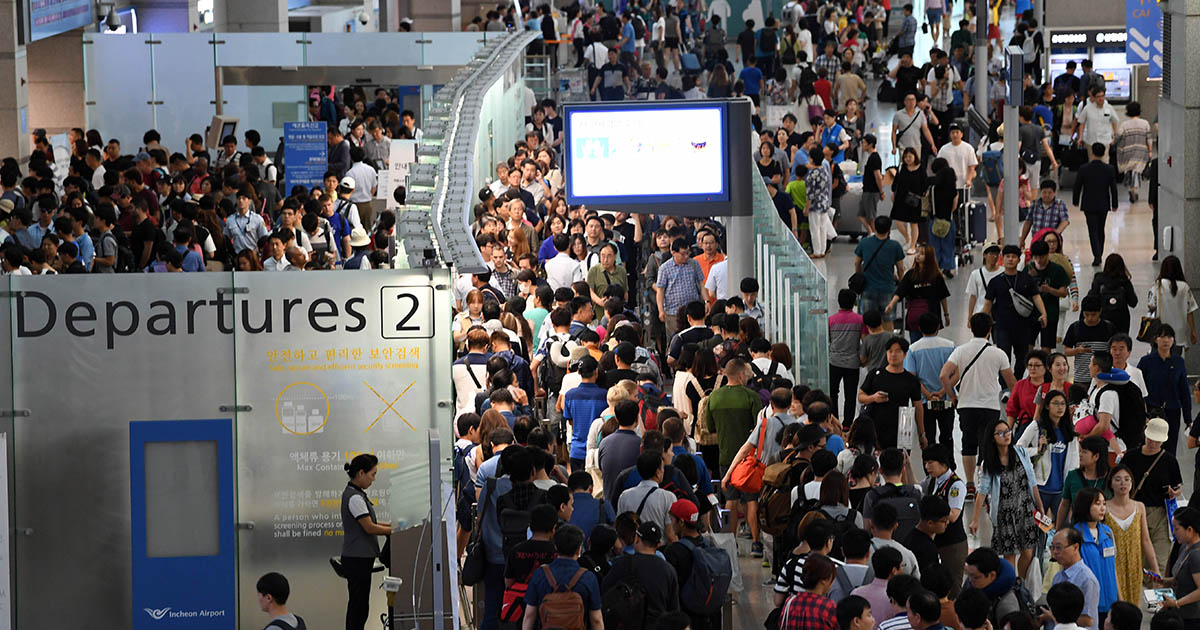 인천국제공항 출국장 앞이 휴가철 해외여행객들로 붐비고 있다.