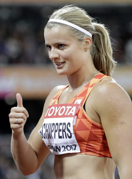 네덜란드 Dafne Schippers가 10일(현지시간) 영국 런던에서 열린 ‘2017 런던 세계육상선수권대회’ 여자 200m 준결승에서 엄지를 치켜 들고 있다. AP 연합뉴스