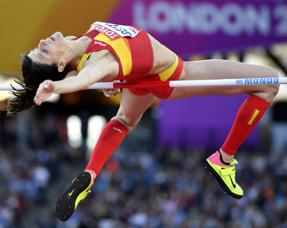 스페인 Ruth Beitia가 10일(현지시간) 영국 런던에서 열린 ‘2017 런던 세계육상선수권대회’ 여자 높이뛰기에서 경기를 하고 있다. EPA 연합뉴스