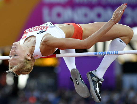 폴란드 Kamila Licwinko가 10일(현지시간) 영국 런던에서 열린 ‘2017 런던 세계육상선수권대회’ 여자 높이뛰기에서 경기를 하고 있다. EPA 연합뉴스