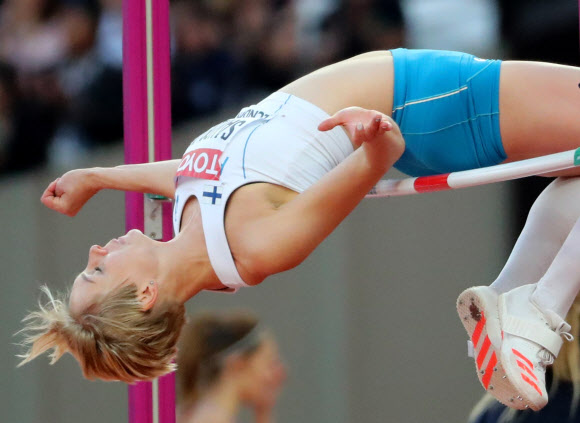 핀란드 Linda Sandblom이 10일(현지시간) 영국 런던에서 열린 ‘2017 런던 세계육상선수권대회’ 여자 높이뛰기에서 경기를 하고 있다. EPA 연합뉴스