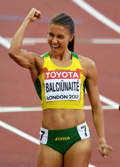 리투아니아 Egle Balciunaite가 10일(현지시간) 영국 런던에서 열린 ‘2017 런던 세계육상선수권대회’ 여자 800m에서 경기를 마치고 손을 들어 기뻐하고 있다. AFP 연합뉴스