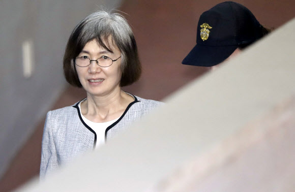 웃으며 법정으로 향하는 최경희