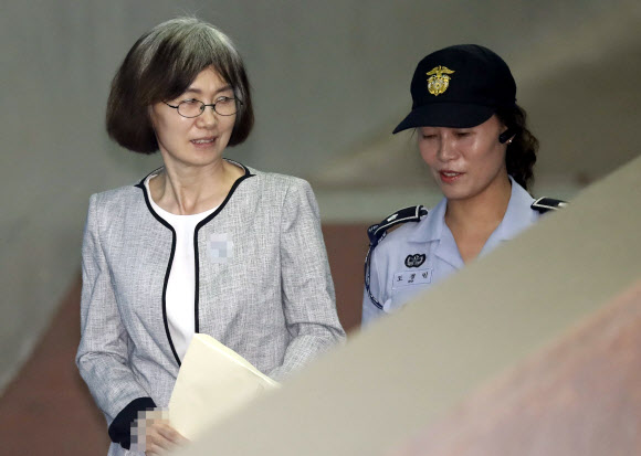 교도관 쳐다보는 최경희