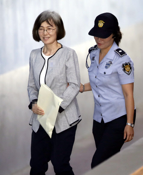 웃으며 법정 향하는 최경희