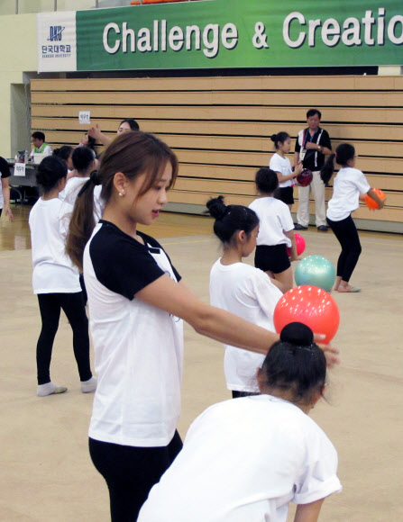 리듬체조 꿈나무 가르치는 손연재
