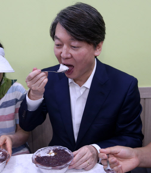 안철수 ’말복 더위 날리는 팥빙수’