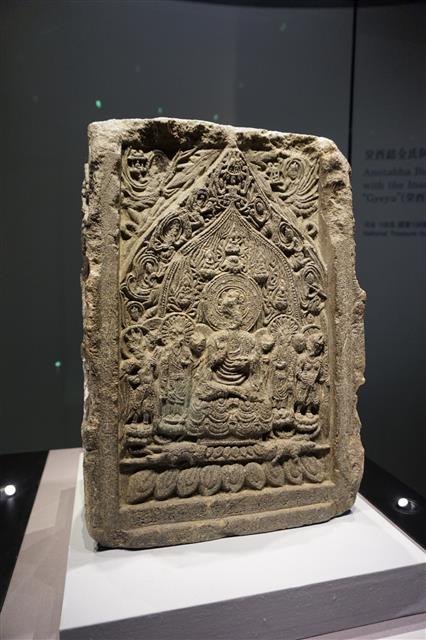 국보 제106호 비암사 계유명전씨아미타삼존석상. 국립청주박물관에 전시되고 있는 모습이다.