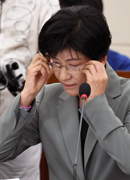 김영주 고용노동부 장관 후보자가 11일 국회에서 열린 인사청문회에서 자료를 살펴보며 안경을 고쳐 쓰고 있다. 강성남 선임기자 snk@seoul.co.kr