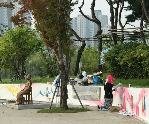김포시 장기동 신도시 공원내 세워진 평화의 소녀상 뒤에 벽화를 그리고 있다. 김포시 제공