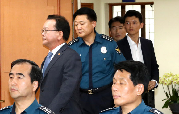 김부겸 행정안전부 장관(왼쪽)과 이철성 경찰청장(왼쪽두번째)이 13일 오후 경찰청에서 열린 경찰 지휘부 회의에 참석하고 있다. 이날 김부겸 장관과 경찰 지휘부는 SNS 게시글 삭제지시 의혹과 관련, 대국민 사과를 했다. 아래 오른쪽은 당시 광주청장이었던 강인철 중앙경찰학교장.  연합뉴스