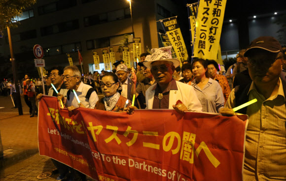 한·일 시민단체 활동가들이 모인 ‘촛불행동실행위원회’가 일본의 72번째 패전기념일을 3일 앞둔 지난 12일 도쿄 야스쿠니신사 주변에서 촛불을 들고 평화행진을 하고 있다. 도쿄 연합뉴스