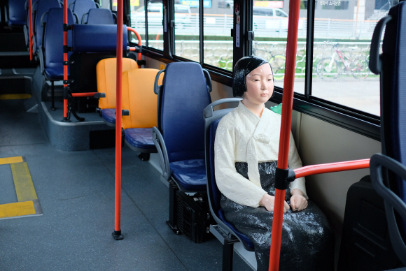 13일 서울 강북구 동아운수 차고지의 버스에 소녀상이 설치되어 있다. 동아운수 측은 14일부터 9월 30일까지 자사의 151번 버스 5대(2103, 3820, 3873, 3875, 4205)가 특별 제작한 평화의 소녀상을 태우고 운행한다고 밝혔다. 2017.8.13 이호정 전문기자 hojeong@seoul.co.kr