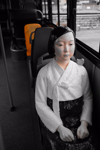 13일 서울 강북구 동아운수 차고지의 버스에 소녀상이 설치되어 있다. 동아운수 측은 14일부터 9월 30일까지 자사의 151번 버스 5대(2103, 3820, 3873, 3875, 4205)가 특별 제작한 평화의 소녀상을 태우고 운행한다고 밝혔다. 2017.8.13 이호정 전문기자 hojeong@seoul.co.kr