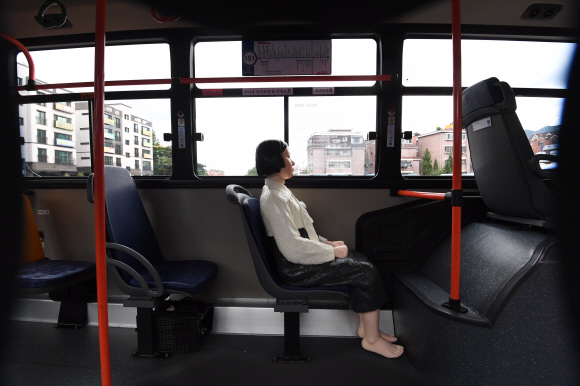 세계 위안부의 날을 하루 앞둔 13일 서울 강북구 동아운수 차고지 151번 버스에 특별 제작한 평화의 소녀상이 설치돼 있다.  2017.08.13. 이호정 전문기자 hojeong@seoul.co.kr