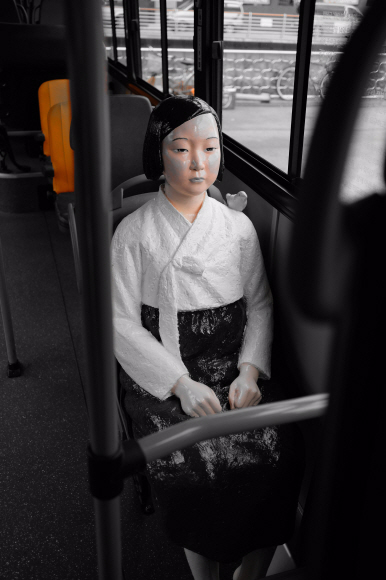 13일 서울 강북구 동아운수 차고지의 버스에 소녀상이 설치되어 있다. 동아운수 측은 14일부터 9월 30일까지 자사의 151번 버스 5대(2103, 3820, 3873, 3875, 4205)가 특별 제작한 평화의 소녀상을 태우고 운행한다고 밝혔다. 2017.8.13 이호정 전문기자 hojeong@seoul.co.kr