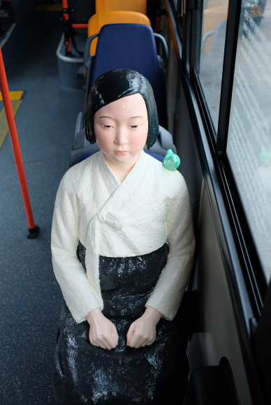 13일 서울 강북구 동아운수 차고지의 버스에 소녀상이 설치되어 있다. 동아운수 측은 14일부터 9월 30일까지 자사의 151번 버스 5대(2103, 3820, 3873, 3875, 4205)가 특별 제작한 평화의 소녀상을 태우고 운행한다고 밝혔다. 2017.8.13 이호정 전문기자 hojeong@