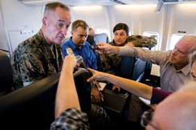 조지프 던퍼드(왼쪽) 미군 합참의장이 12일(현지시간) 한국으로 향하는 전용기 안에서 수행기자단의 질문에 답하고 있다. AP 연합뉴스
